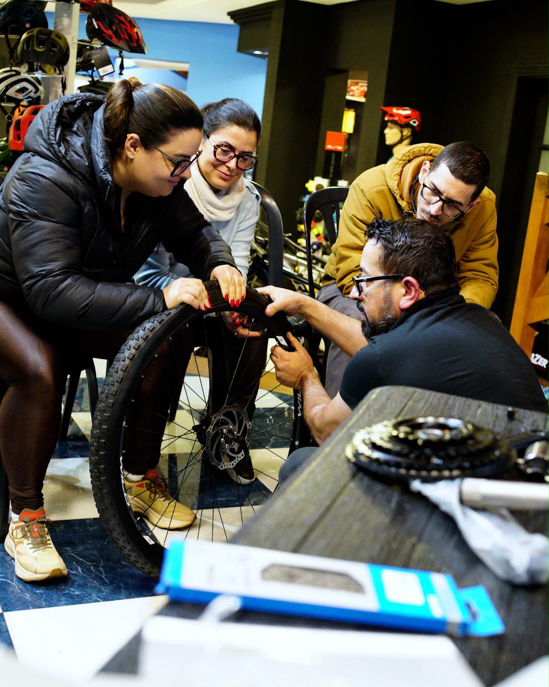 Ciclistas participam de workshop de mecânica básica de bicicletas da Pedalokos em Porto Alegre