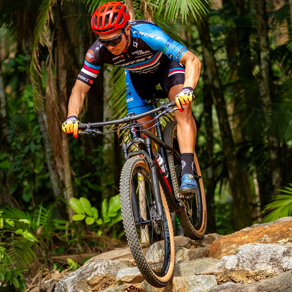 SUSPENSÃO ONIX DARK TRAVA NO GUIDÃO ARIETE ARO 29 TUBO TAPERED EIXO 15X110 PRETA FOSCA