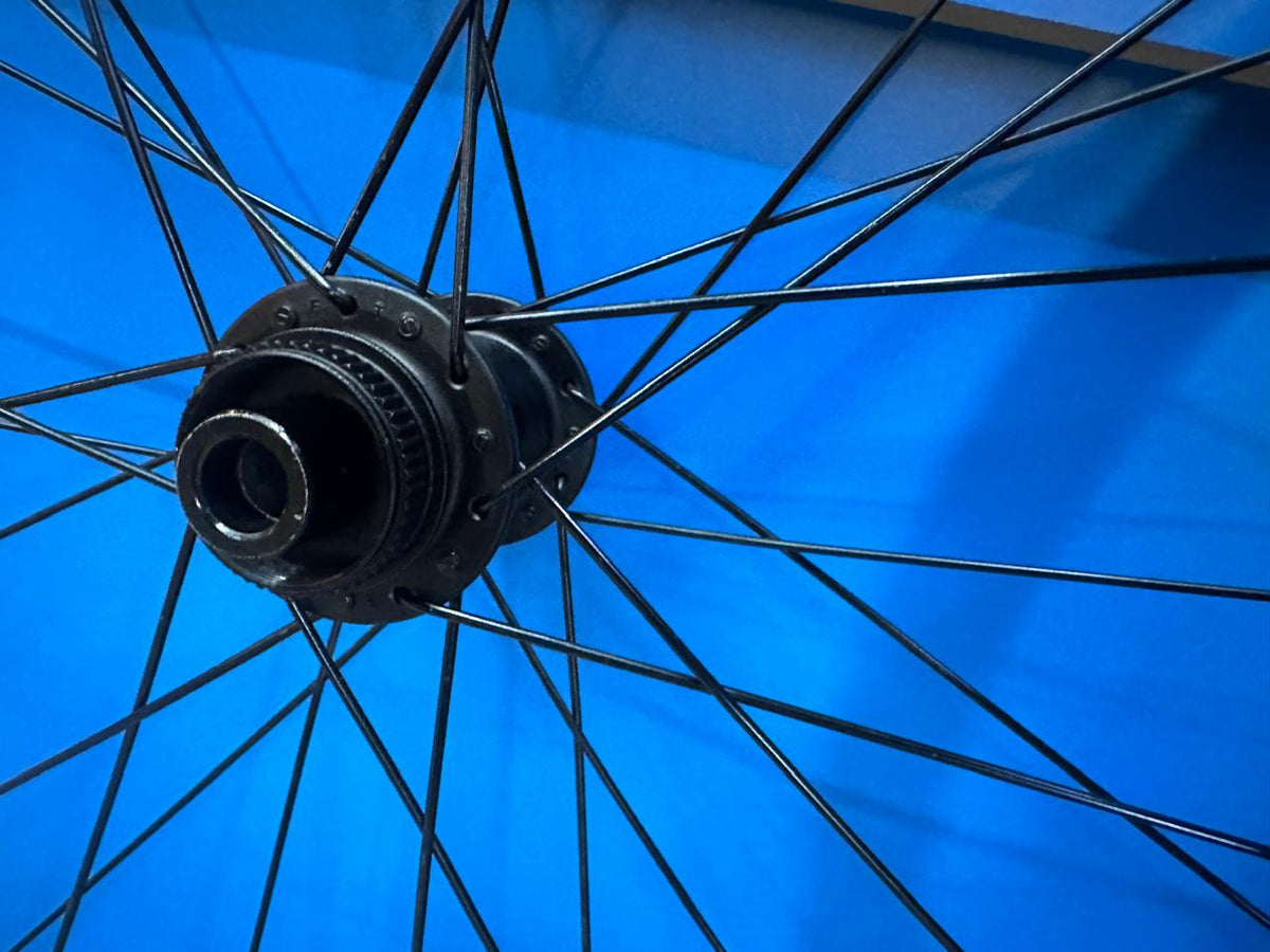 RODAS 700 MAVIC TUBELESS DISC 12X100 / 12X142 HG SHIMANO USADAS SHOWROOM
