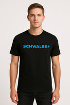 CAMISETA CASUAL SCHWALBE PRETA LOGO AZUL TAM - G