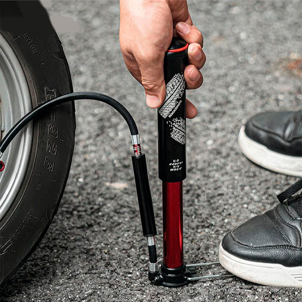 BOMBA ROCKBROS PREMIUM C/ MANÔMETRO INTERNO E MANGUEIRA MULTI VALVULA (220PSI) - PRETO/VERMELHO