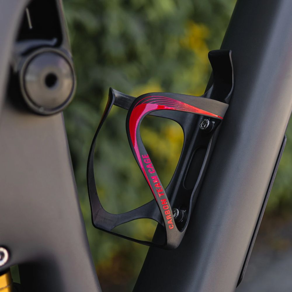 SUPORTE CARAMANHOLA LEZYNE MATRIX CARBON TEAM - PRETO/VERMELHO