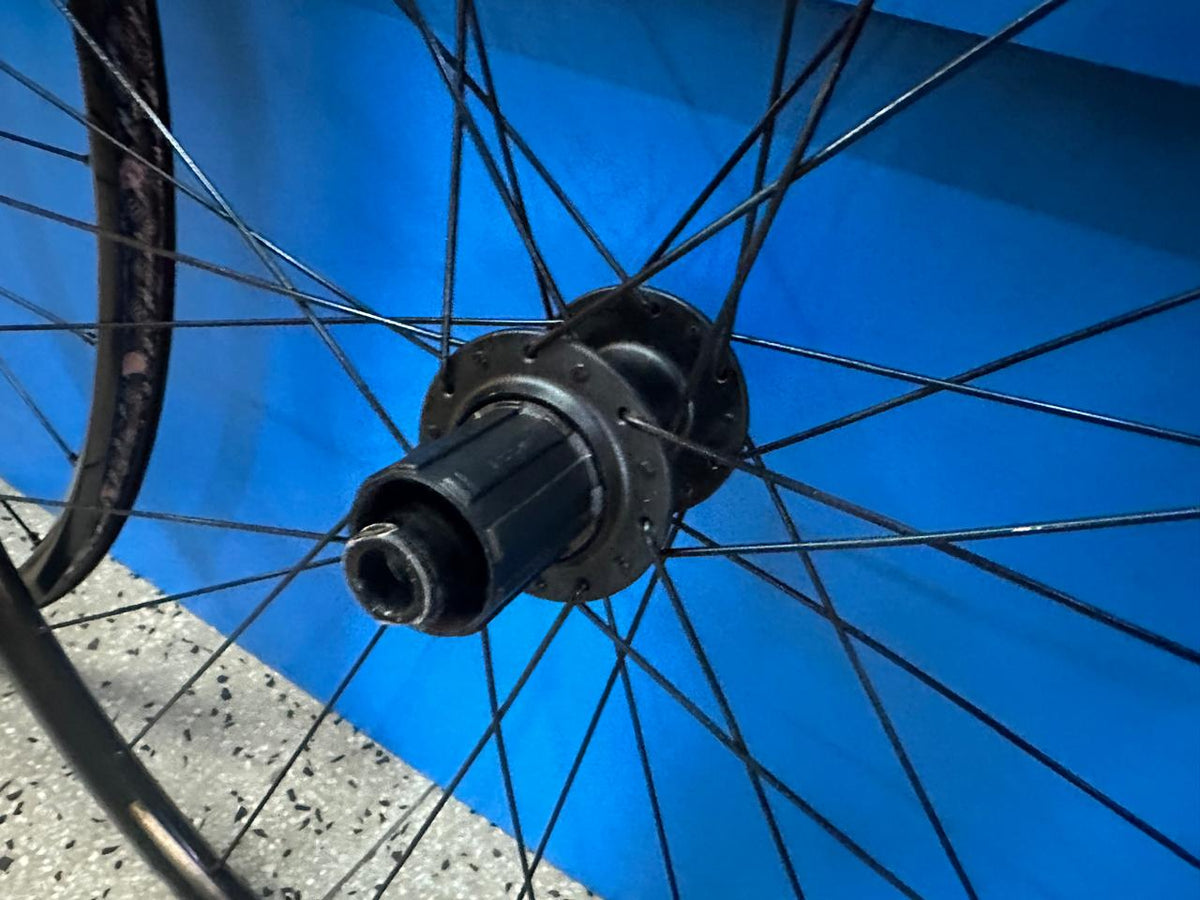 RODAS 700 MAVIC TUBELESS DISC 12X100 / 12X142 HG SHIMANO USADAS SHOWROOM