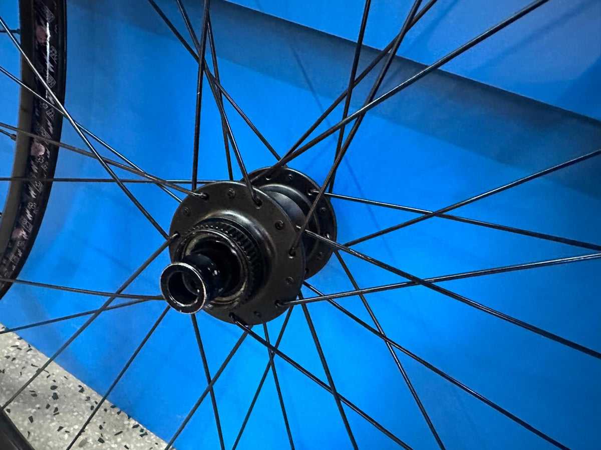 RODAS 700 MAVIC TUBELESS DISC 12X100 / 12X142 HG SHIMANO USADAS SHOWROOM