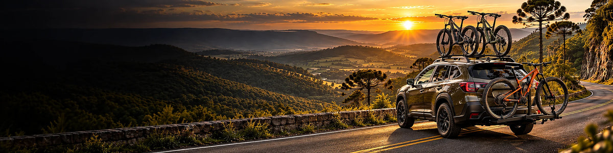 Carro com racks e transbikes em estrada de serra no sul do Brasil ao pôr do sol