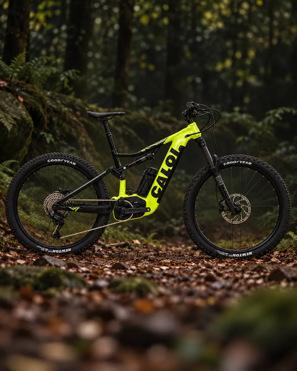 E-bike Caloi amarela com suspensão completa em trilha