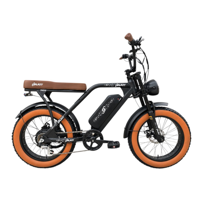Bicicleta elétrica Galaxy preta 750W aro 20 com pneus 20x4.00 e banco marrom, vista lateral