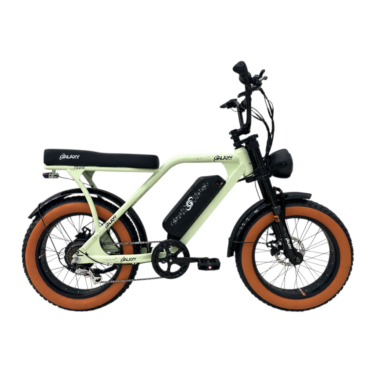 Bicicleta elétrica Galaxy verde 750W aro 20 com pneus 20x4.00 e banco preto, vista lateral