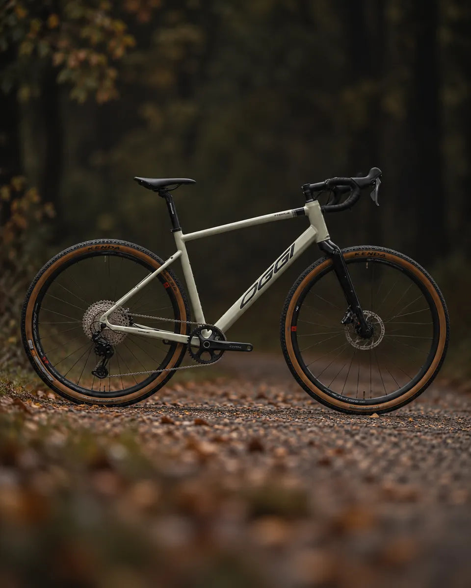 Bicicleta Gravel Oggi Tribale em estrada de cascalho