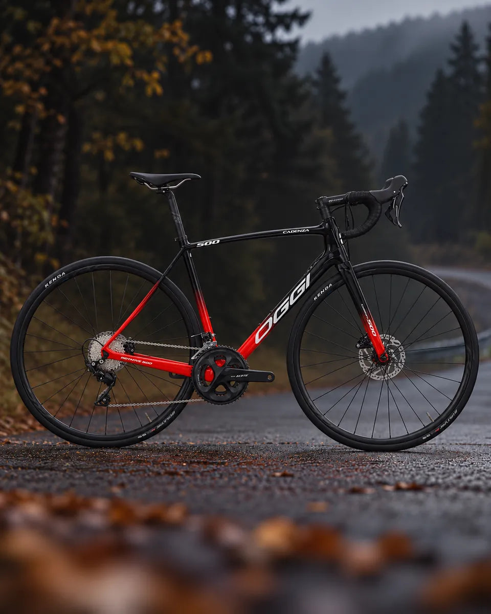 Bicicleta Speed Oggi Cadenza preta e vermelha em estrada asfaltada