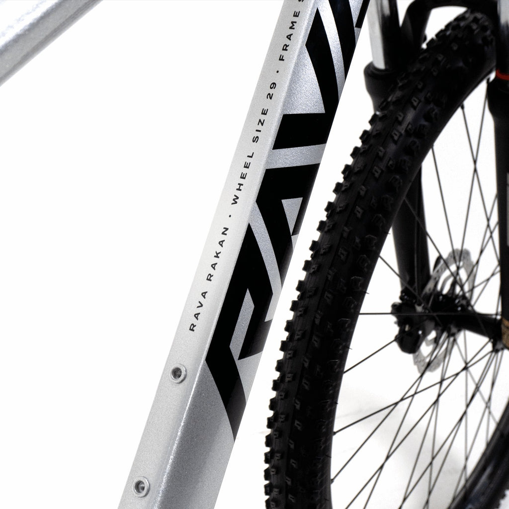 BICICLETA 29 RAVA RAKAN SHIMANO CUES 9V FREIO MT200 HIDRAULICO CINZA/PRETO M-17