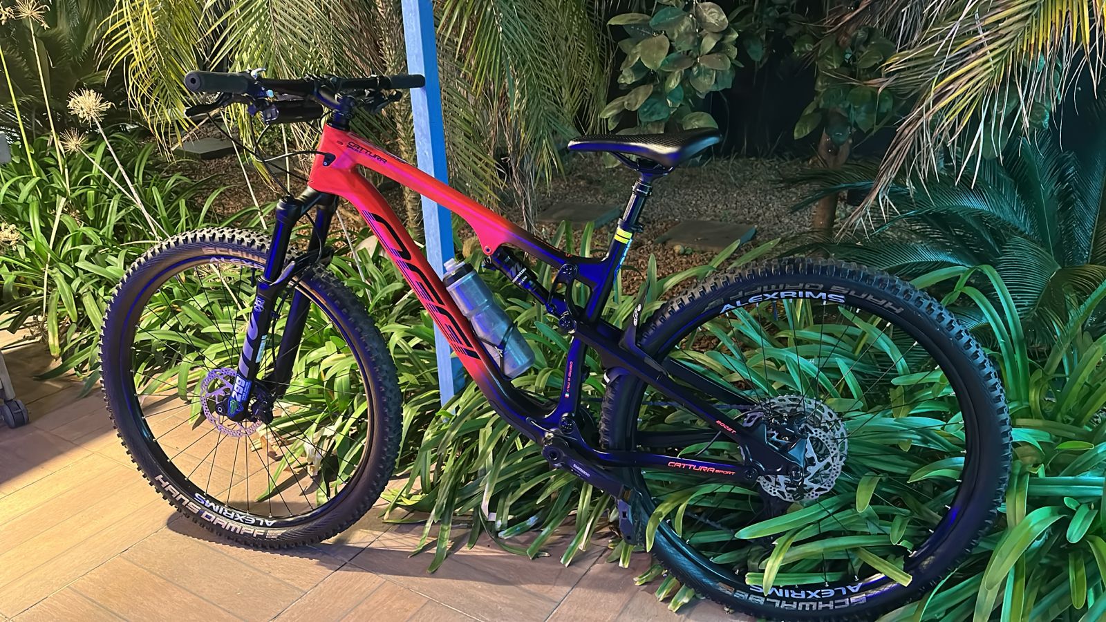 Bicicleta 29 Oggi Cattura Sport Carbon Deore Tamanho G Preto/Vermelho Semi Nova