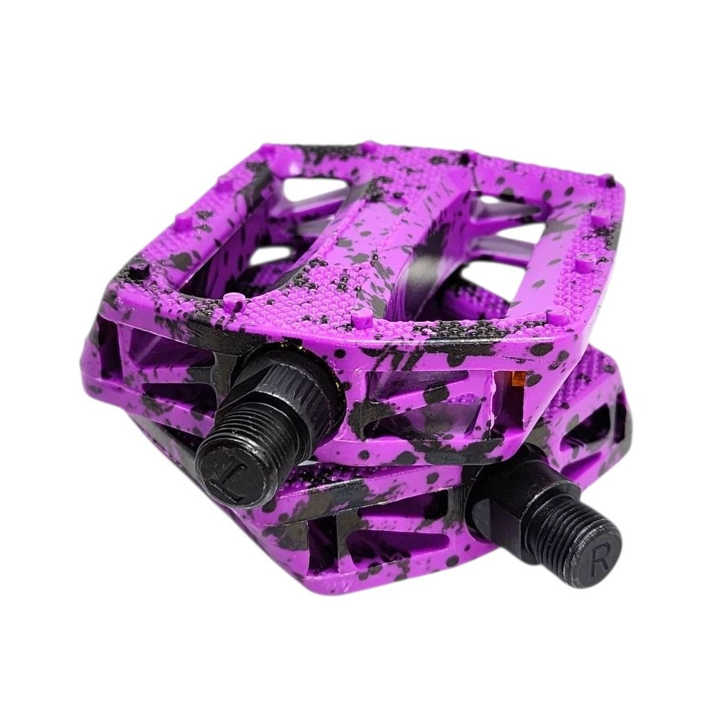 PEDAL PLATAFORMA 9/16 EM NYLON ESFERADO CAMUFLADO COM REFLETOR PRETO/ROXO