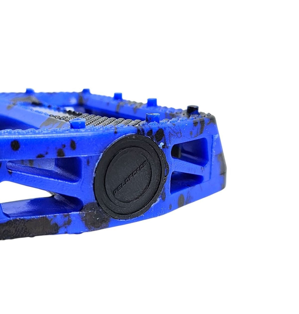 PEDAL PLATAFORMA 9/16 EM NYLON ESFERADO CAMUFLADO COM REFLETOR PRETO/AZUL