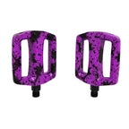 PEDAL PLATAFORMA 9/16 EM NYLON ESFERADO CAMUFLADO COM REFLETOR PRETO/ROXO