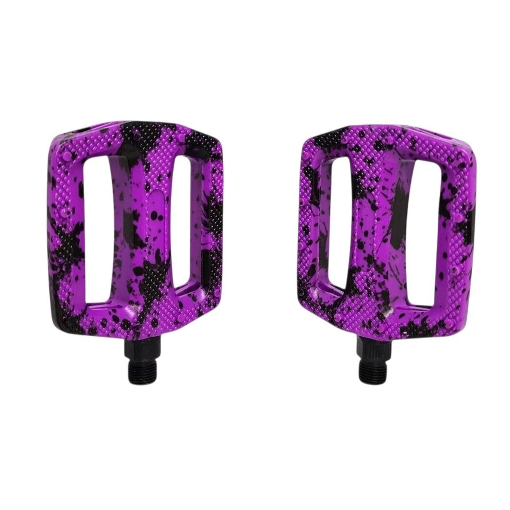 PEDAL PLATAFORMA 9/16 EM NYLON ESFERADO CAMUFLADO COM REFLETOR PRETO/ROXO