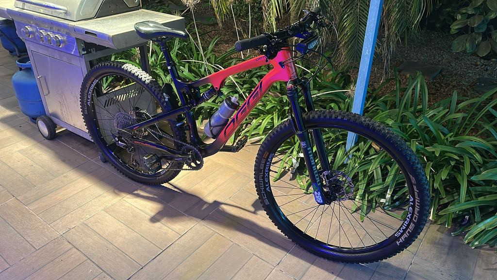 Bicicleta 29 Oggi Cattura Sport Carbon Deore Tamanho G Preto/Vermelho Semi Nova