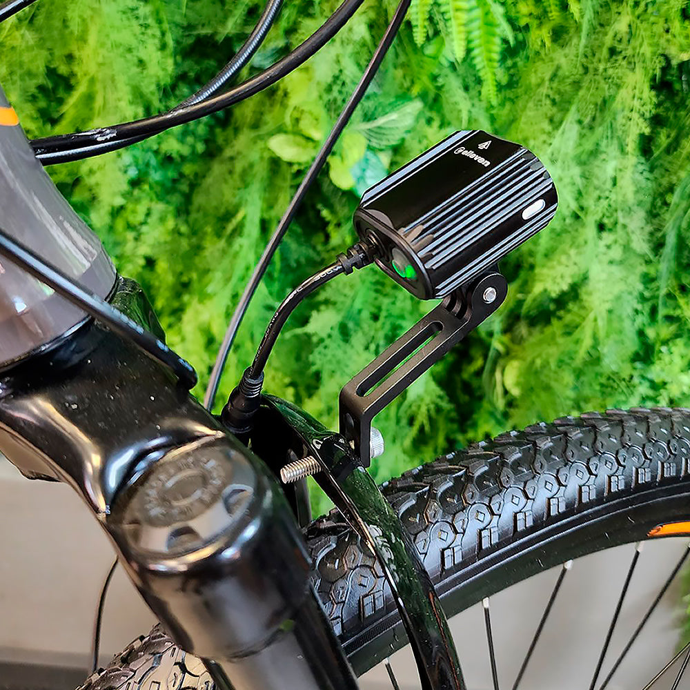 FAROL E-BIKE ELLEVEN COM BATERIA E SUPORTE 900 LUMENS RECARREGÁVEL USB - PRETO FOSCO