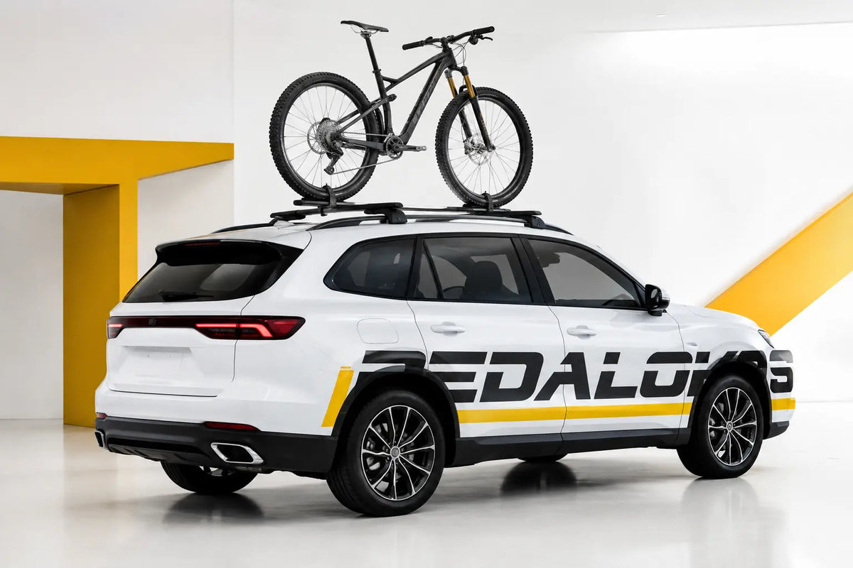 SUV Pedalokos com bicicleta no rack de teto
