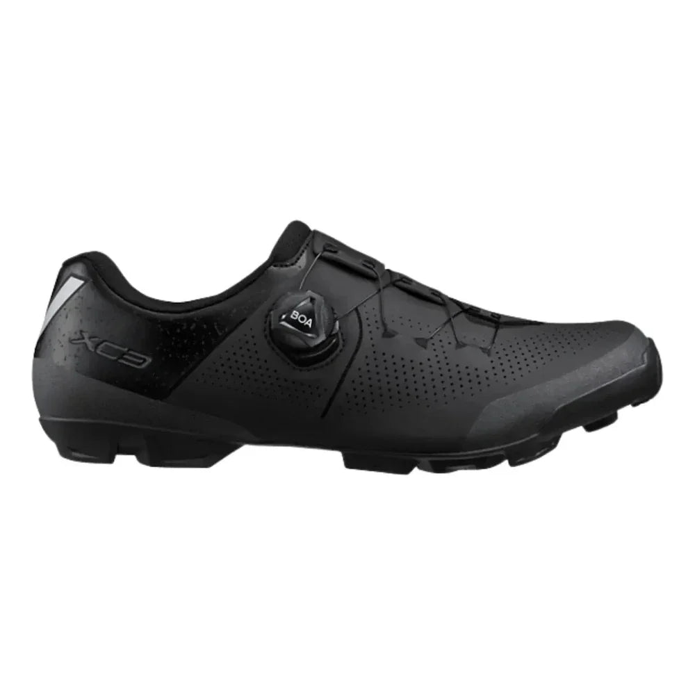 Sapatilha Shimano SH-XC302 MTB preta – vista lateral com fechamento BOA