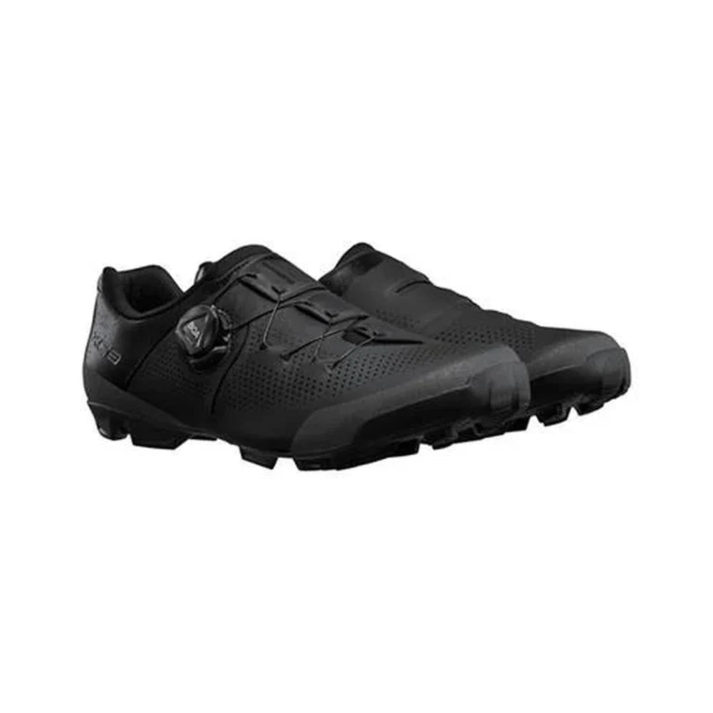 Sapatilha Shimano SH-XC302 MTB preta – perspectiva frontal do par